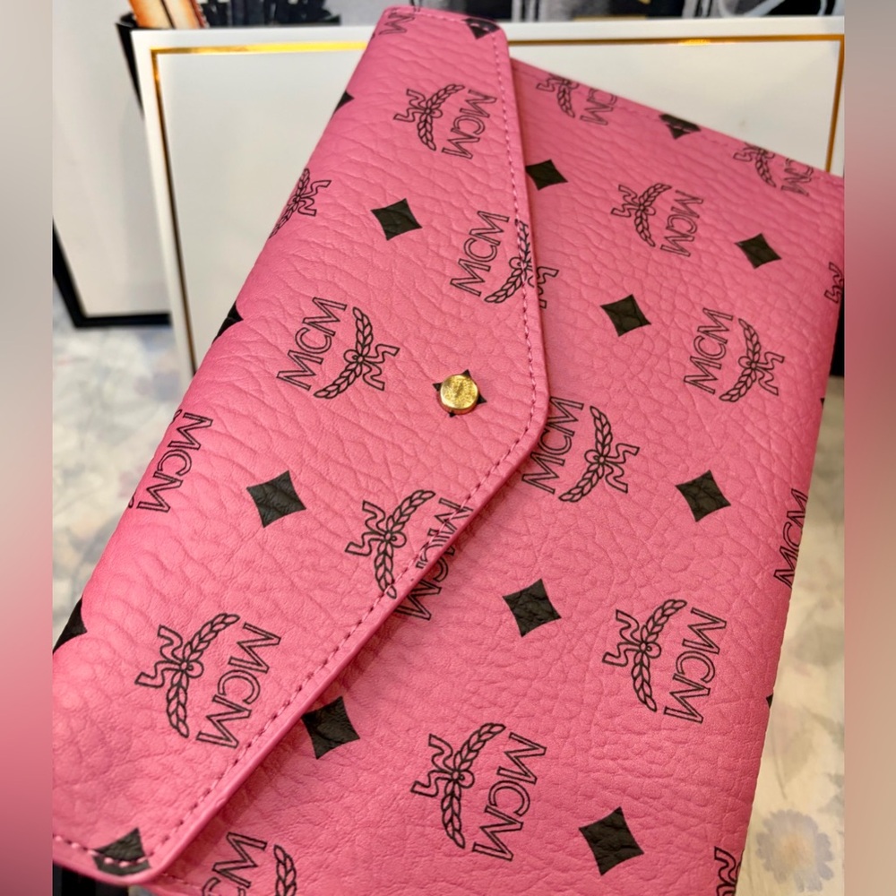 NIP/NIB MCM PINK ENVELOPE CLUTCH OR ADD A CHAIN FOR A CROSSBODY
Parfumes Coll. - Picture 4 of 9